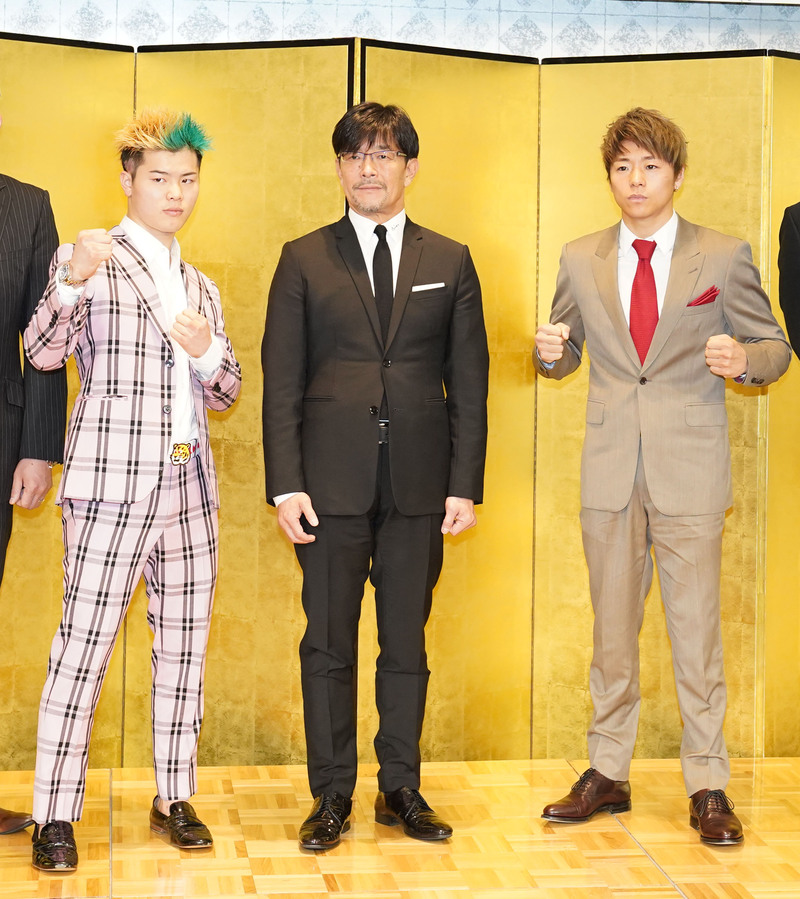 4月7日、「THE MATCH 2022」記者会見でポーズを決める那須川天心（左）と武尊（右）。中央は榊原信行実行委員