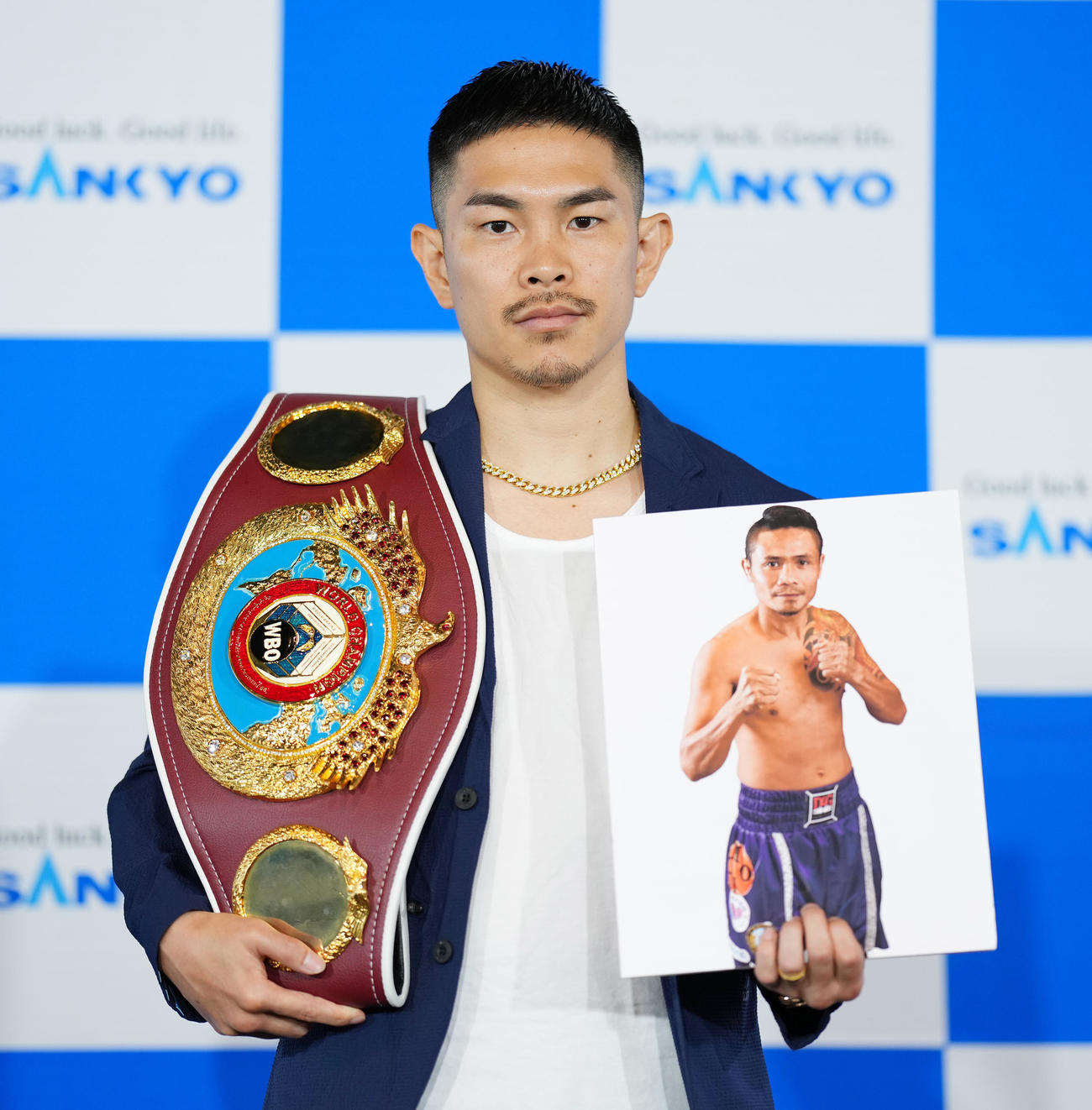 対戦者ニエテスのパネルを手にポーズをとる井岡（撮影・菅敏）