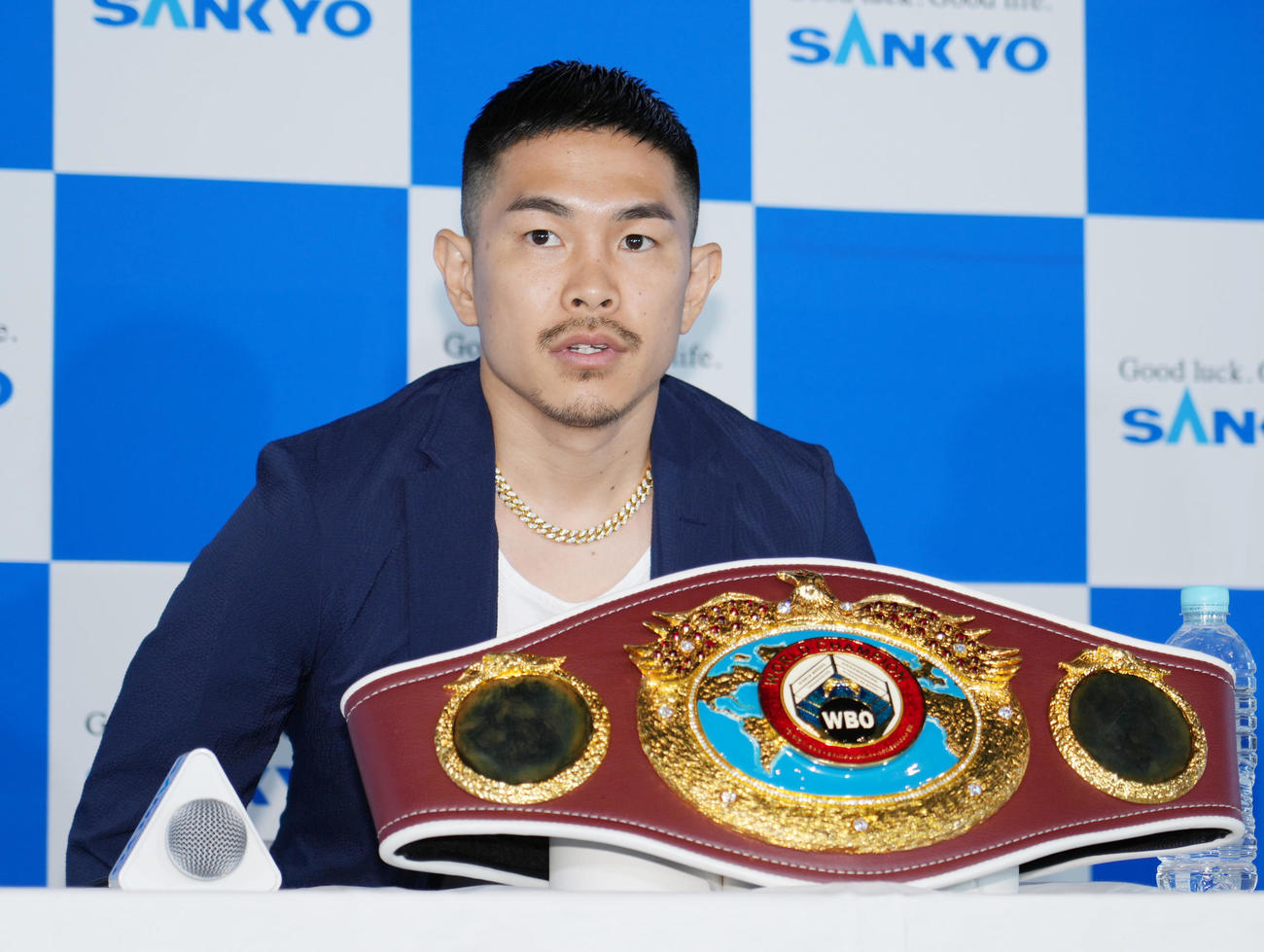 ニエテスとの対戦が決まり、会見に臨む井岡（撮影・菅敏）