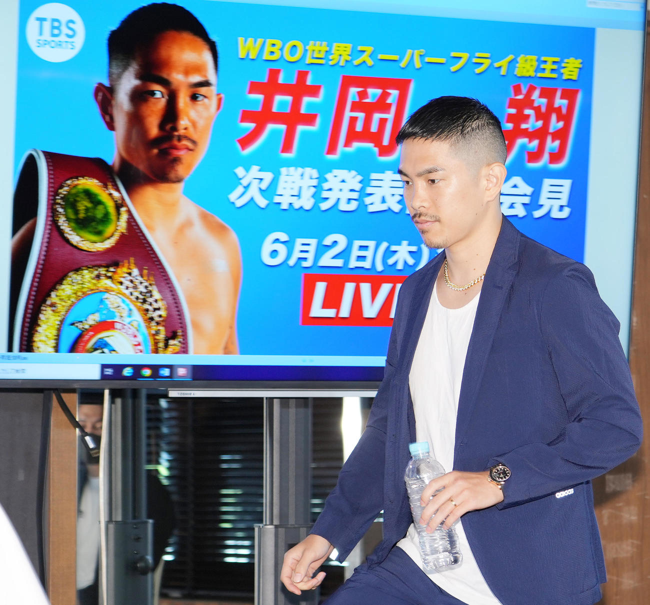 ニエテスとの対戦が決まり、会見に臨む井岡（撮影・菅敏）