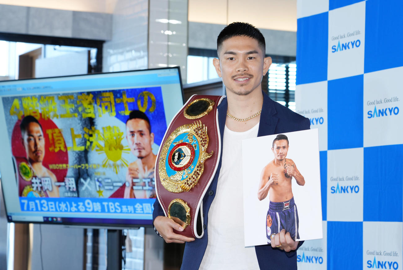 対戦者ニエテスのパネルを手にポーズをとる井岡（撮影・菅敏）