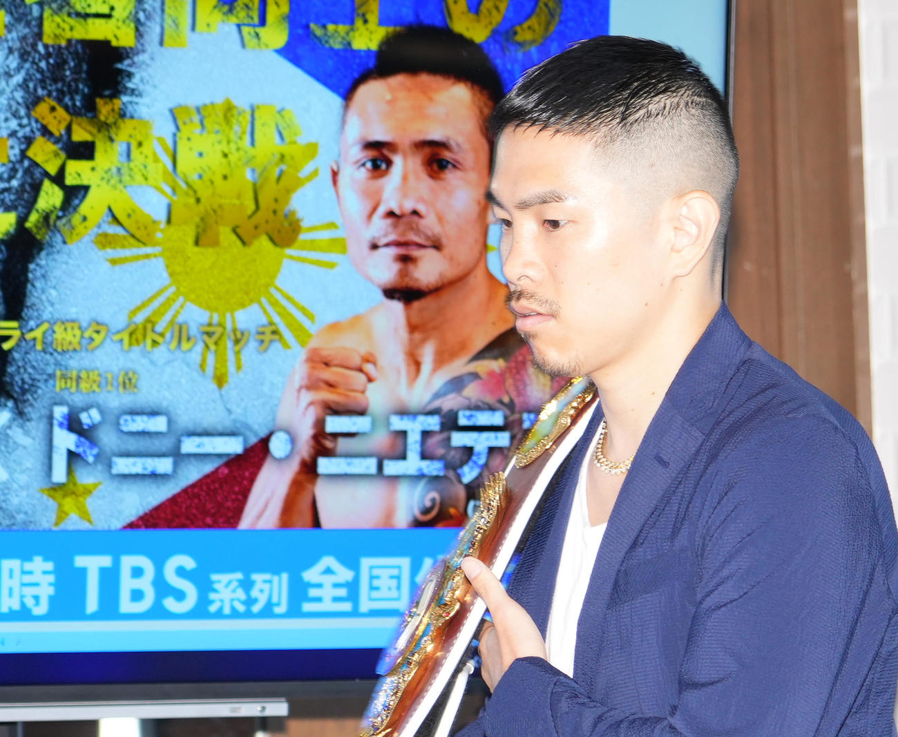 ニエテスとの対戦が決まり、会見に臨む井岡（撮影・菅敏）