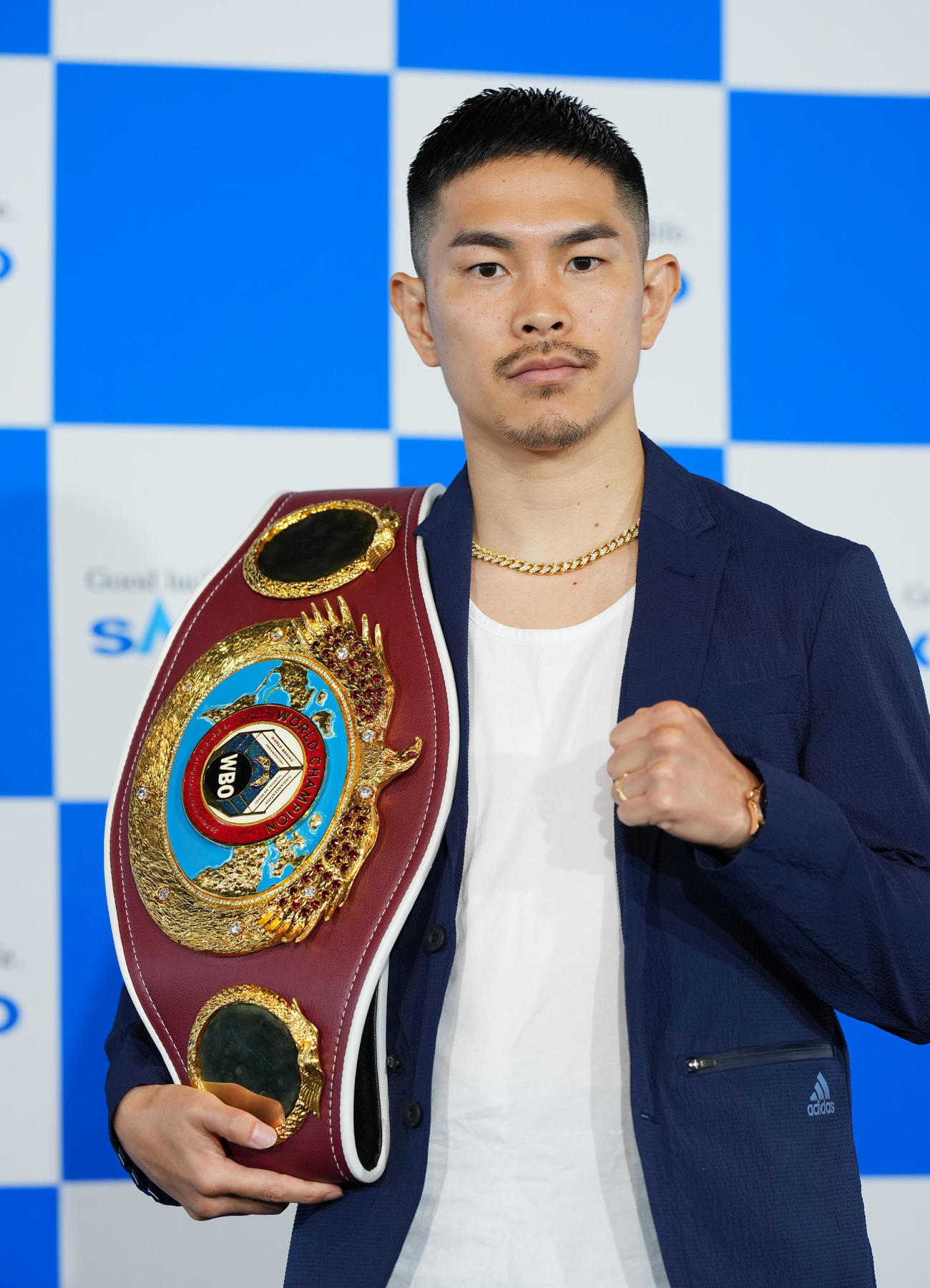 ニエテスとの対戦が決まり、会見でファイティングポーズをとる井岡（撮影・菅敏）