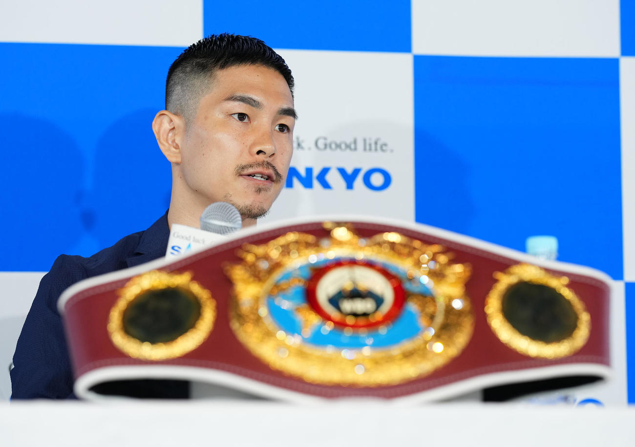 ニエテスとの対戦が決まり、会見で抱負を話す井岡（撮影・菅敏）