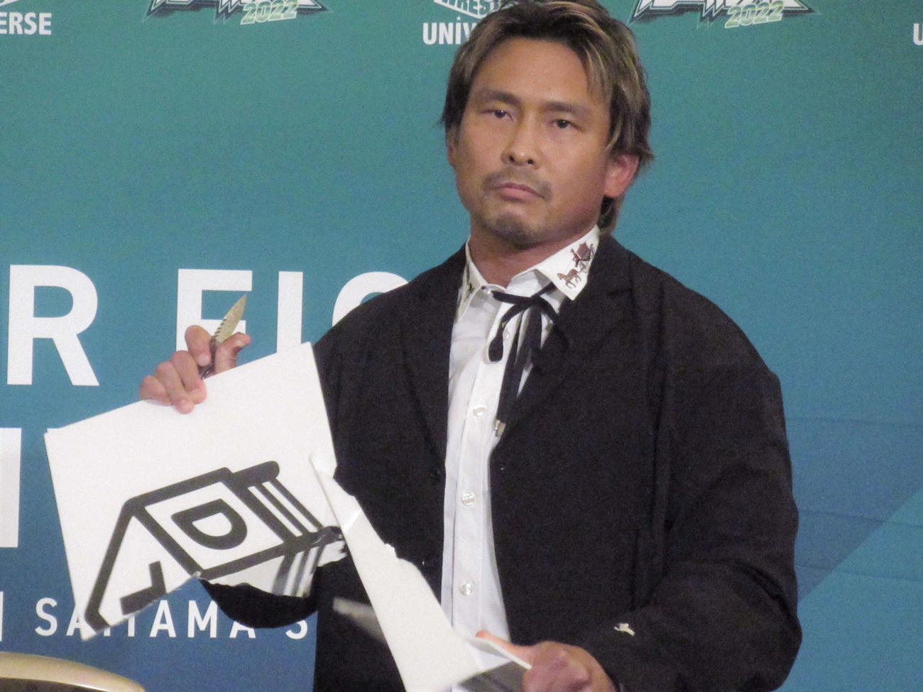 DDTのロゴが書かれた紙を無表情で破る中嶋（撮影・勝部晃多）