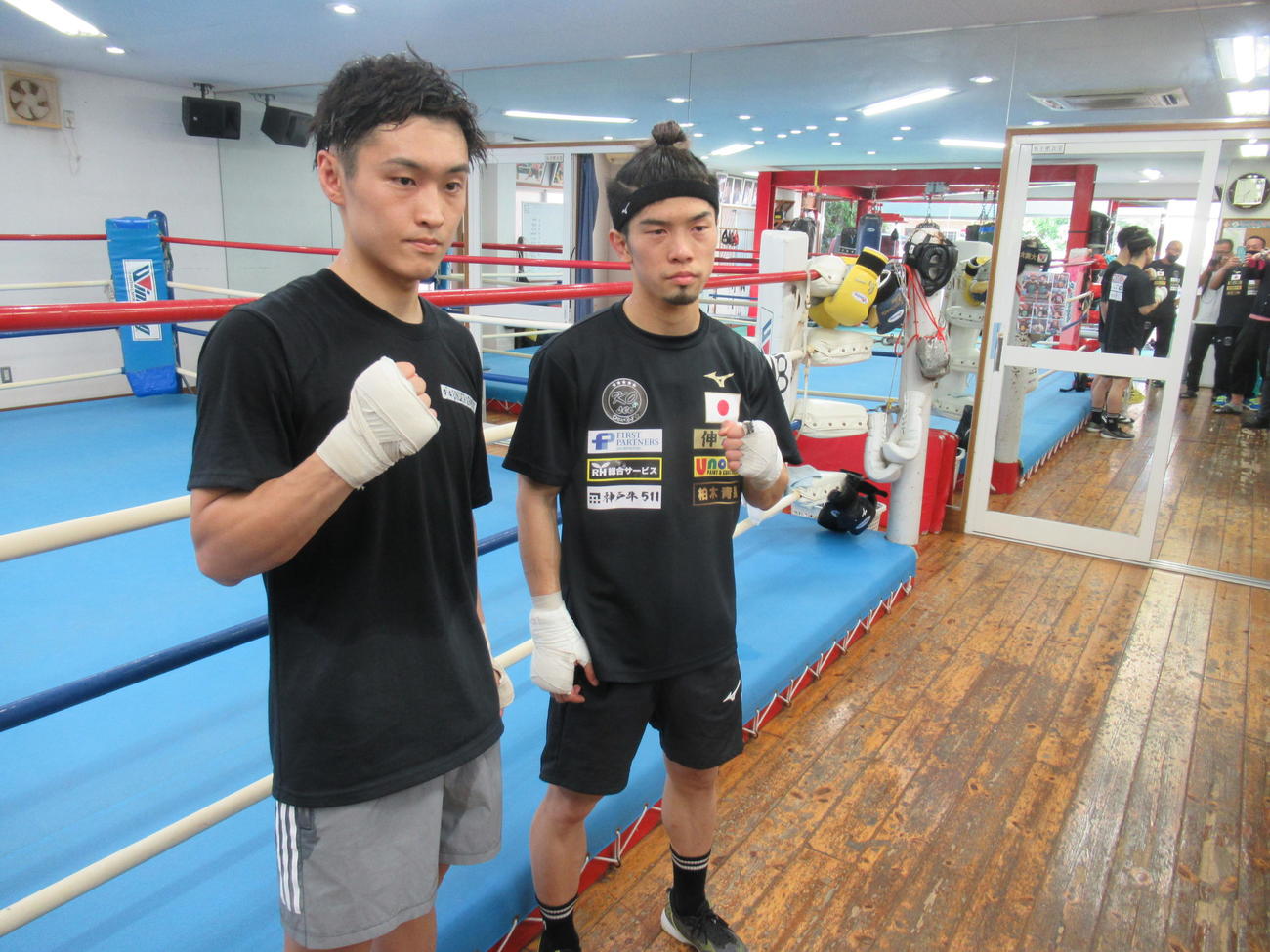 大阪市の六島ジムへ出稽古の元世界3階級制覇王者の田中恒成（右）とWBOAP王者西田（撮影・実藤健一）
