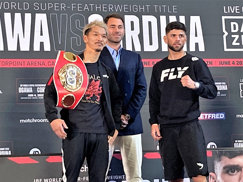 公式会見で挑戦者コルディナ（右端）と並ぶIBF世界スーパーフェザー級王者尾川（左端）。中央はマッチルーム社ハーン社長（帝拳ジム）