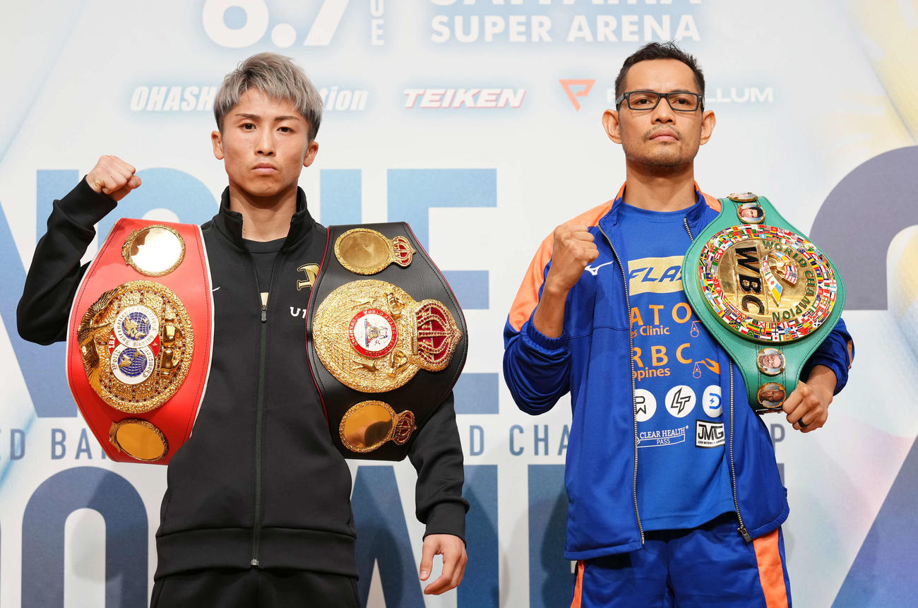 ボクシング3団体王座統一戦を控え、会見で対戦者のWBC世界同級王者ドネア（右）とファイティングポーズをとるWBAスーパー、IBF世界バンタム級王者井上（撮影・菅敏）