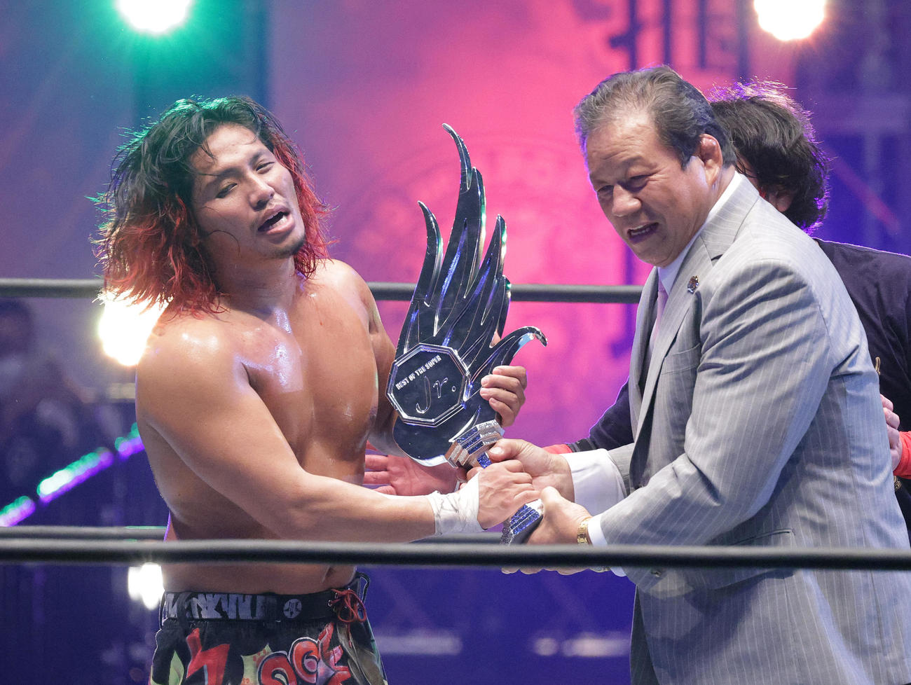 藤波（右）からBEST OF SUPER Jr．29のトロフィーを受け取る高橋ヒロム（撮影・中島郁夫）