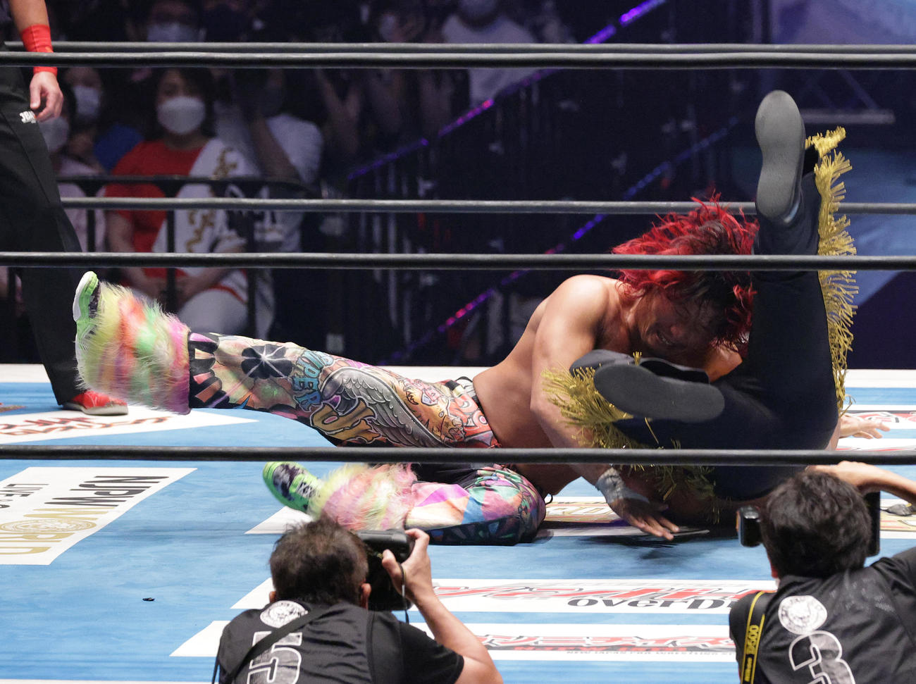 エル・デスペラード（右）にTIME BOMB2，5を決める高橋ヒロム（撮影・中島郁夫）