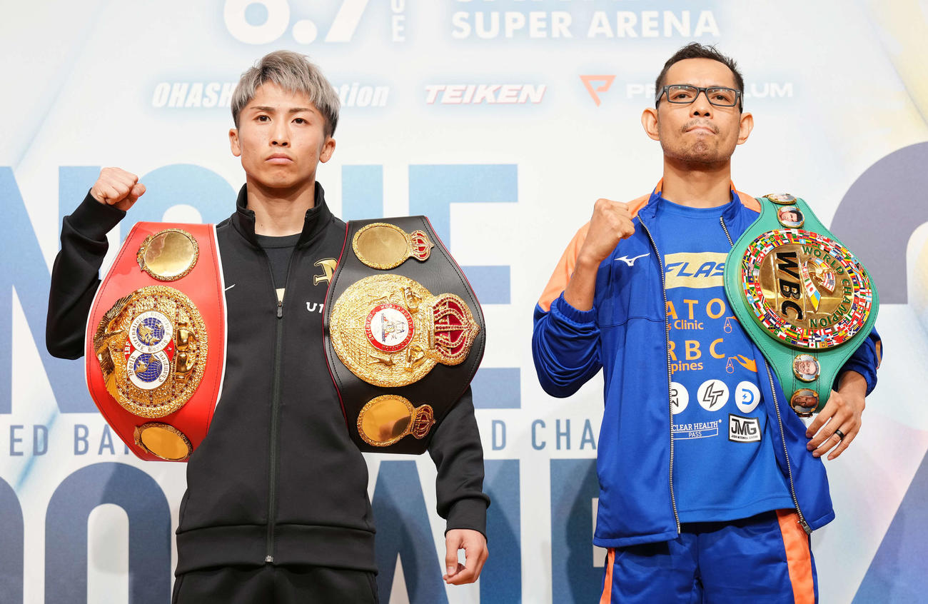 ボクシング3団体王座統一戦を控え、会見で対戦者のWBC世界同級王者ドネア（右）とファイティングポーズをとるWBAスーパー、IBF世界バンタム級王者井上（撮影・菅敏）