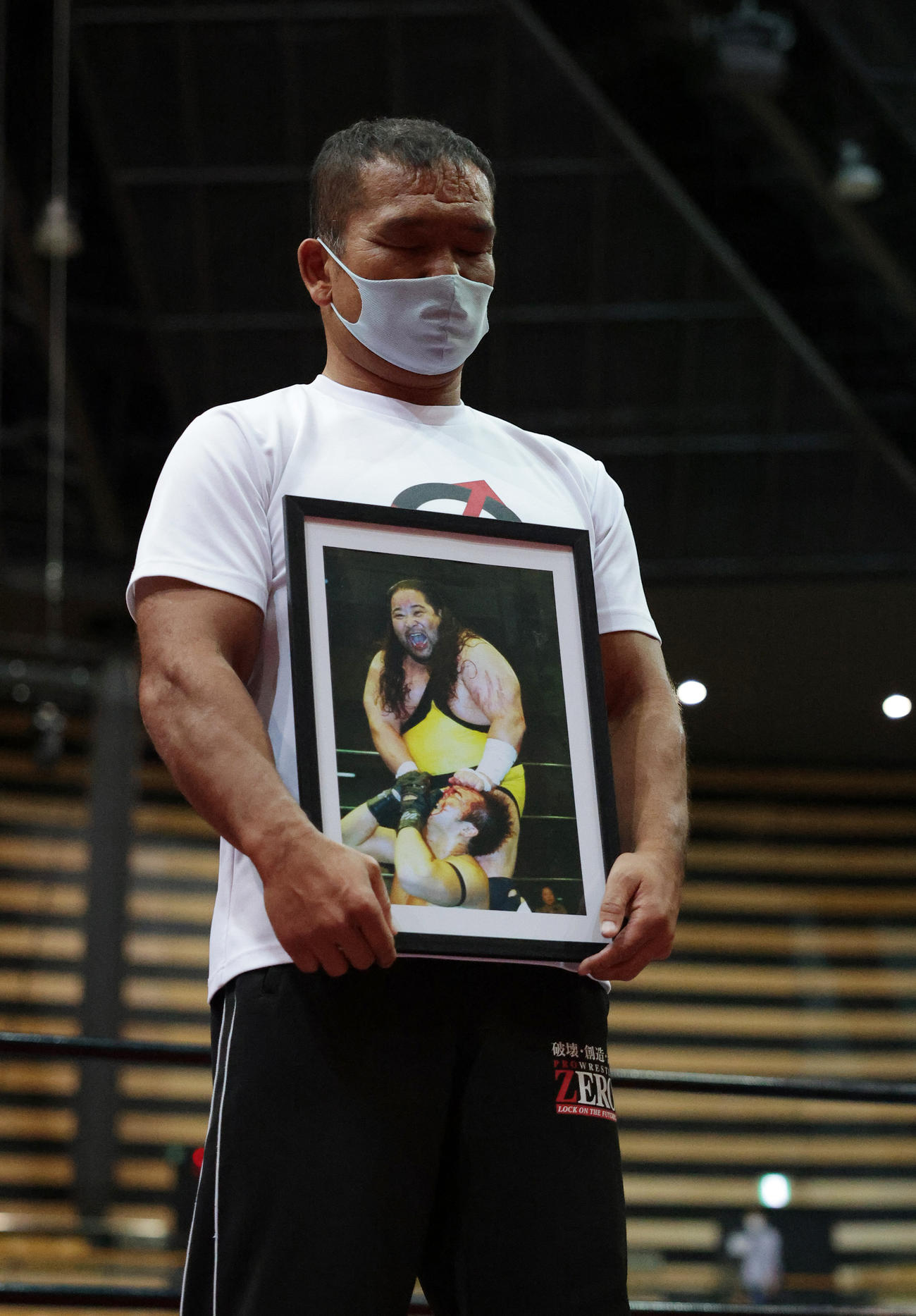 ターザン後藤さんへ追悼の10カウントゴングが鳴らされた。遺影を手にするのは田中将斗（撮影・中島郁夫）