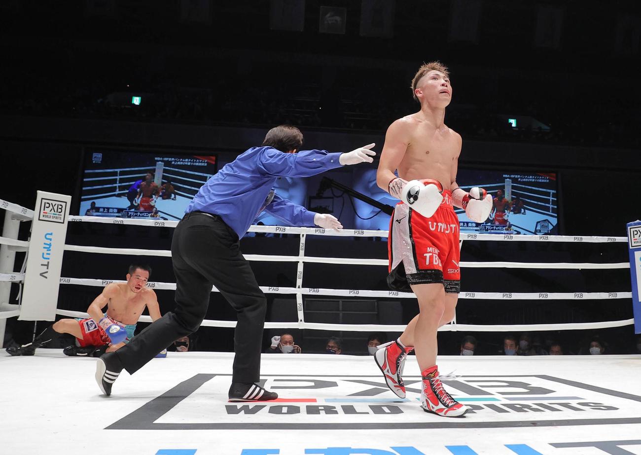 WBAスーパー、IBF世界バンタム級タイトルマッチ　8回、ディパエン（左）からダウンを奪った井上尚（2021年12月14日撮影）