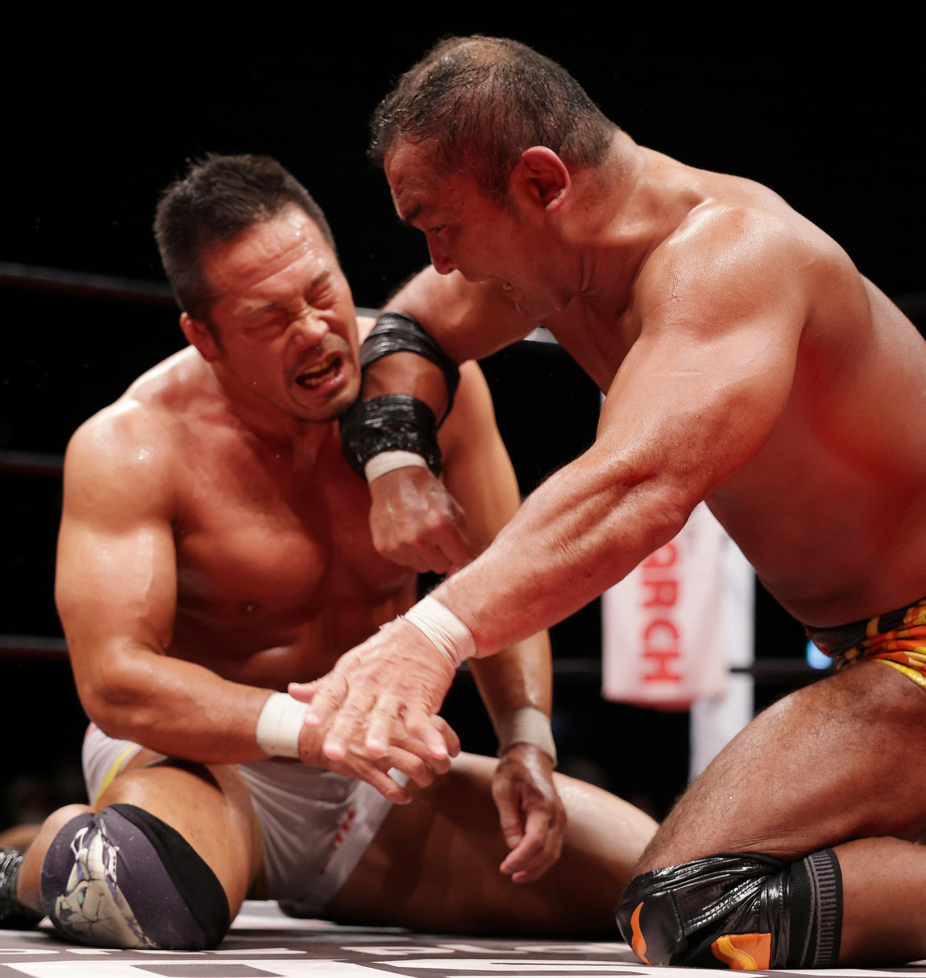杉浦（左）にエルボーを浴びせる田中（撮影・中島郁夫）