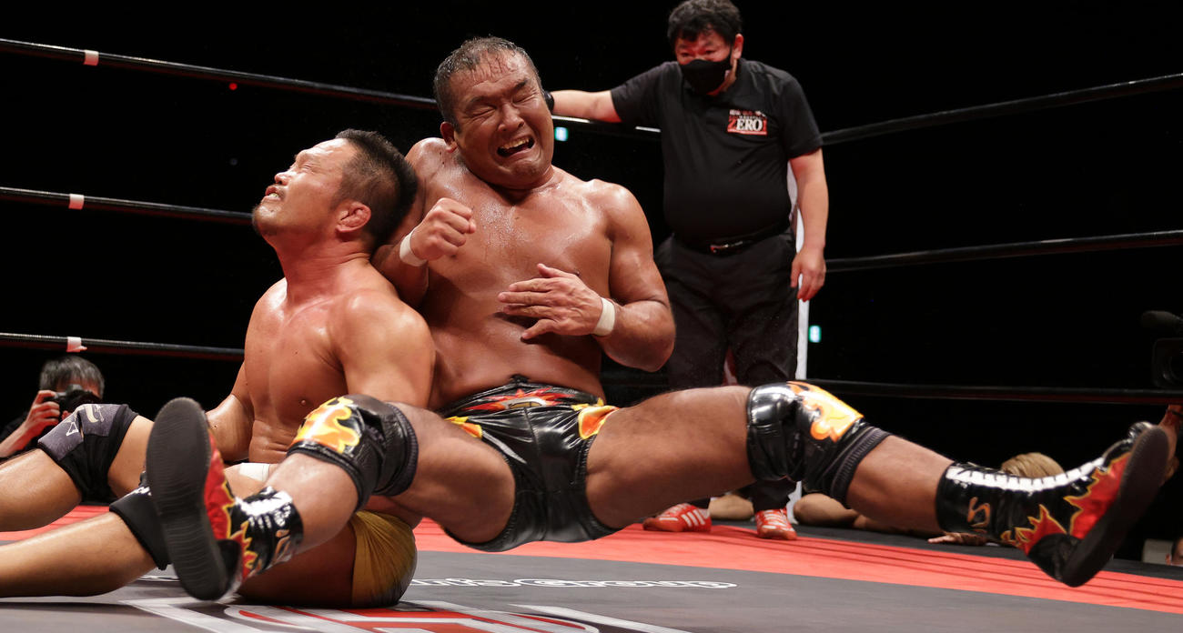 杉浦（左）にランニングエルボーを浴びせる田中（撮影・中島郁夫）