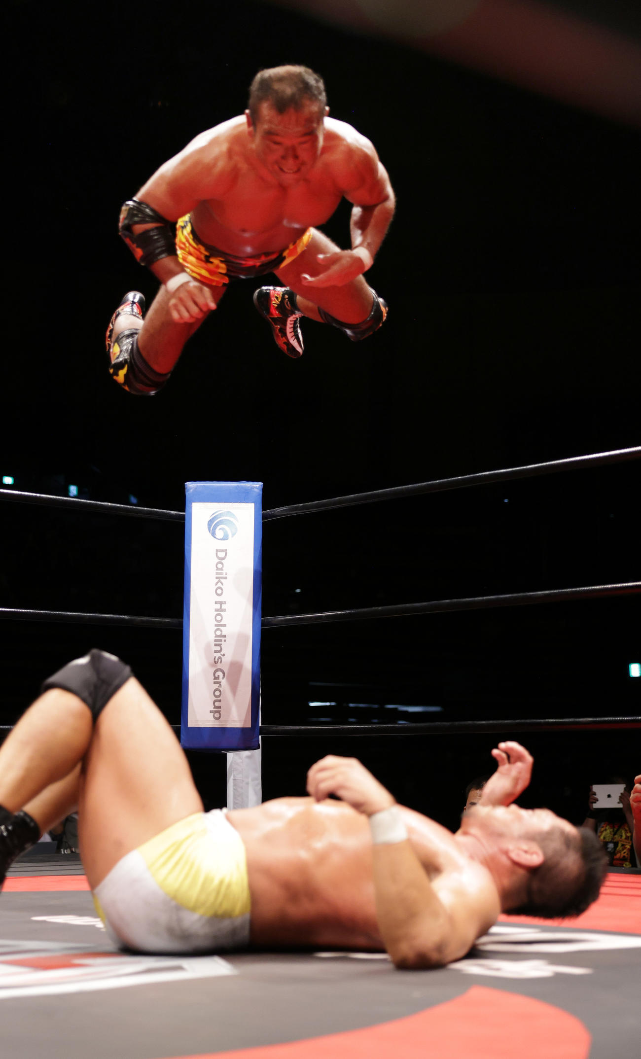 杉浦（下）にスーパーフライを浴びせる田中（撮影・中島郁夫）