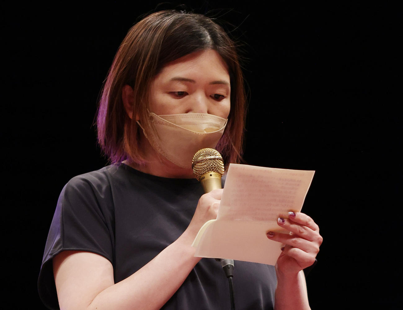 大谷晋二郎からのメッセージを代読する妹の大谷葉月さん（撮影・中島郁夫）