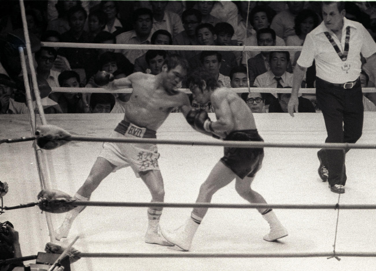 75年6月、WBC世界ライト級タイトルマッチでチュリー・ピネダを攻めるガッツ石松（左）