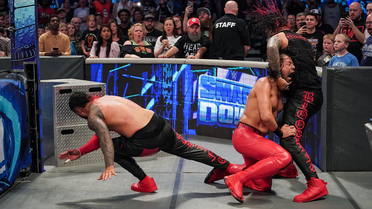 場外での誤爆で左膝を負傷した中邑はウーソズに捕獲される（C）2022 WWE, Inc. All Rights Reserved.