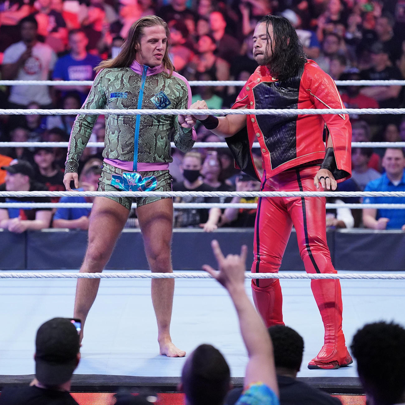 リドル（左）とともに統一タッグ王者ウーソズに挑戦した中邑（C）2022 WWE, Inc. All Rights Reserved.