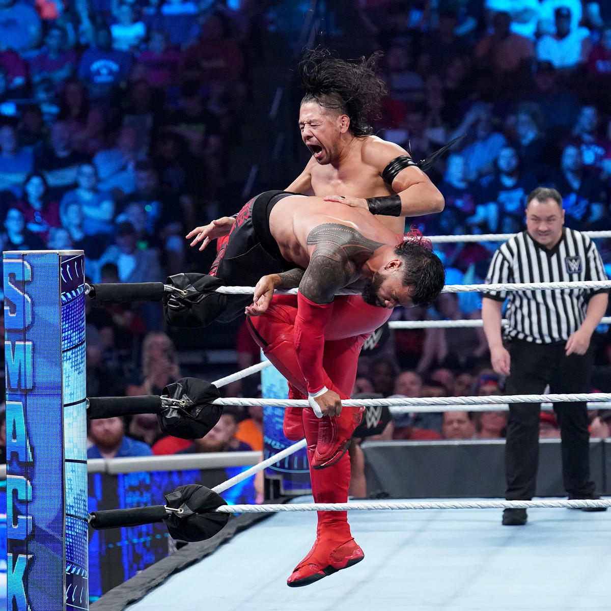 ジェイ・ウーソにヒザを蹴りあげる中邑（C）2022 WWE, Inc. All Rights Reserved.
