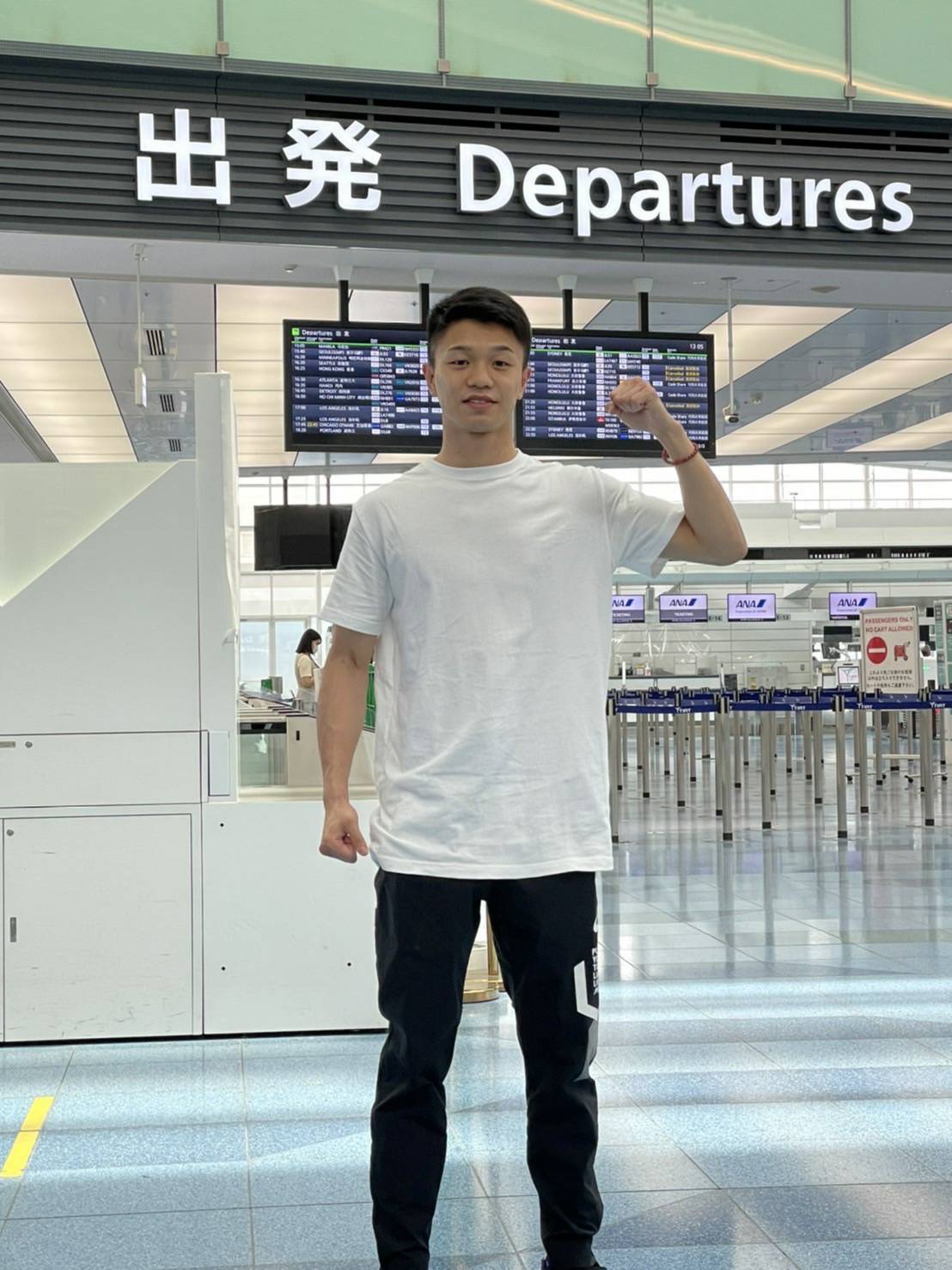 米合宿に向けて出発したWBO世界フライ級王者中谷潤人（M．Tジム提供）
