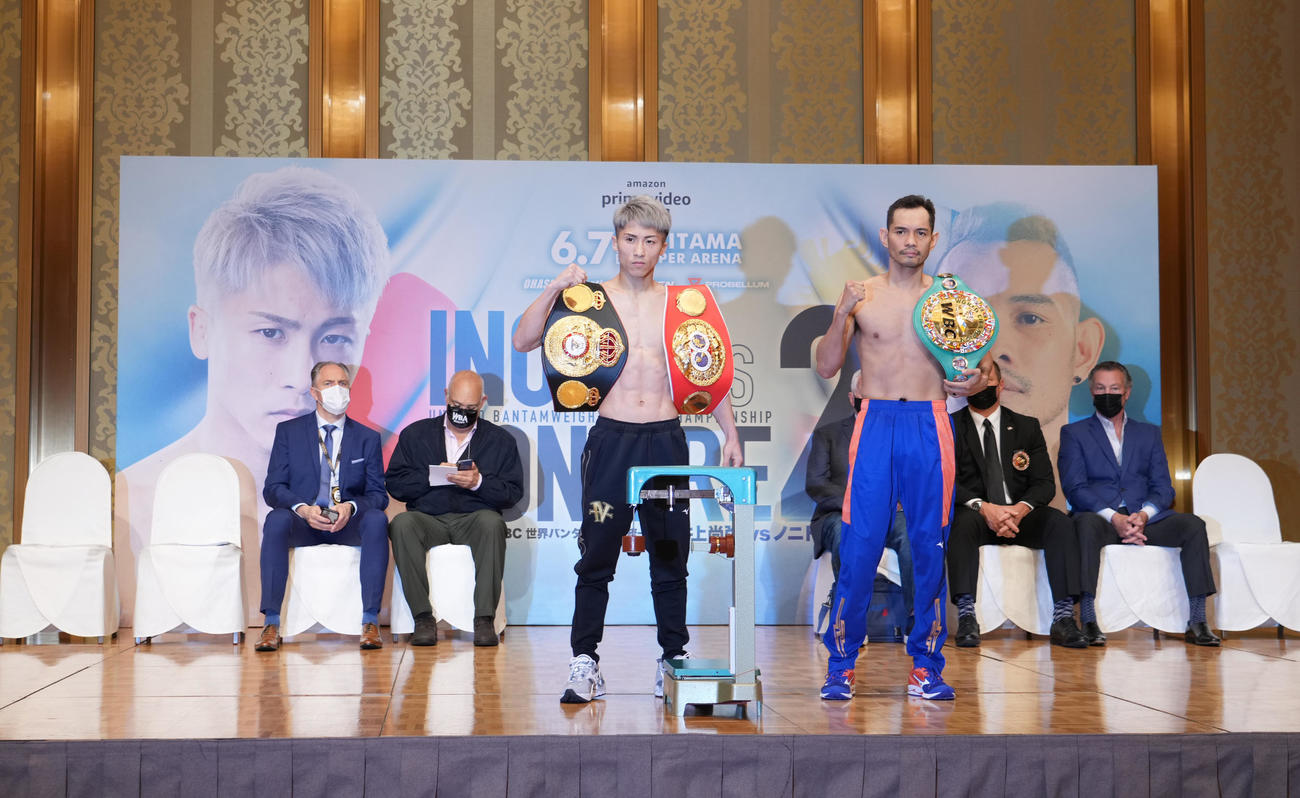 計量を終え対戦者のWBC世界同級王者ドネア（右）と記念写真に納まるWBAスーパー、IBF世界バンタム級王者井上（撮影・菅敏）