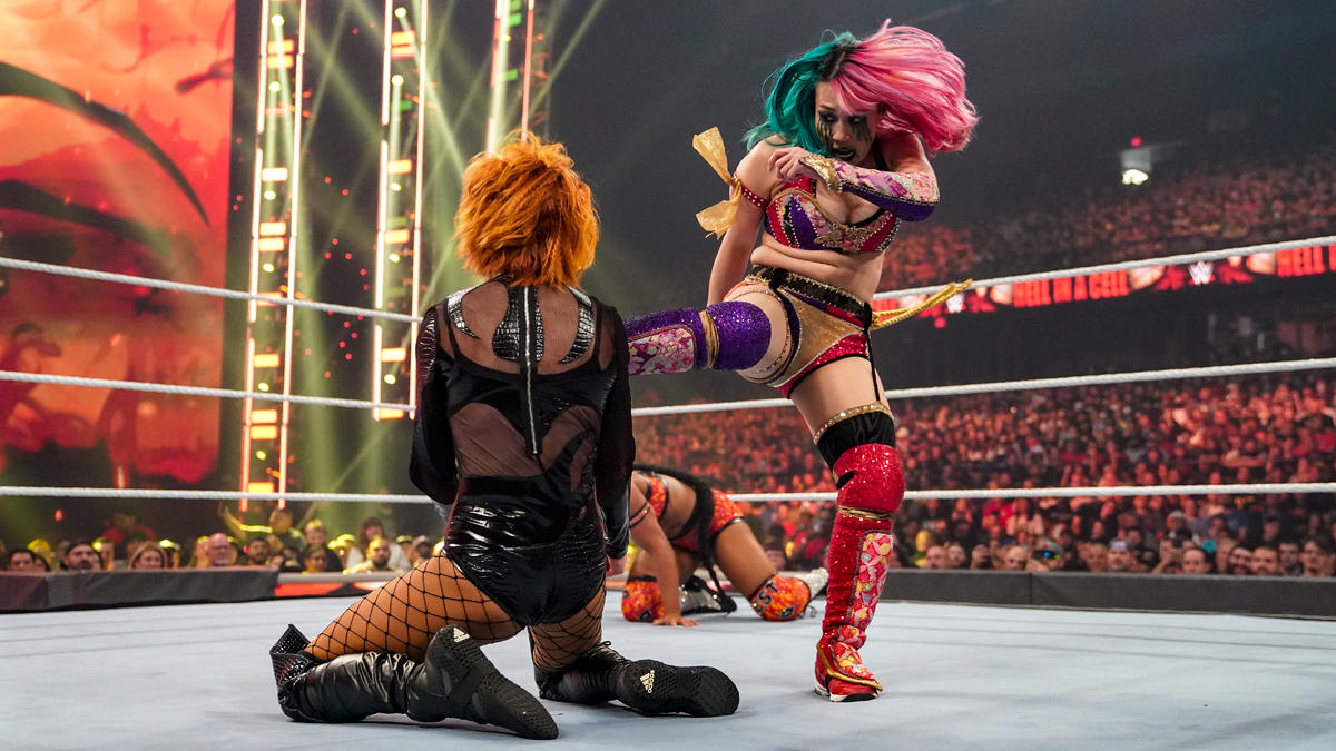 リンチ（左）にミドルキックを放ったアスカ（Ｃ）2022 WWE, Inc. All Rights Reserved.