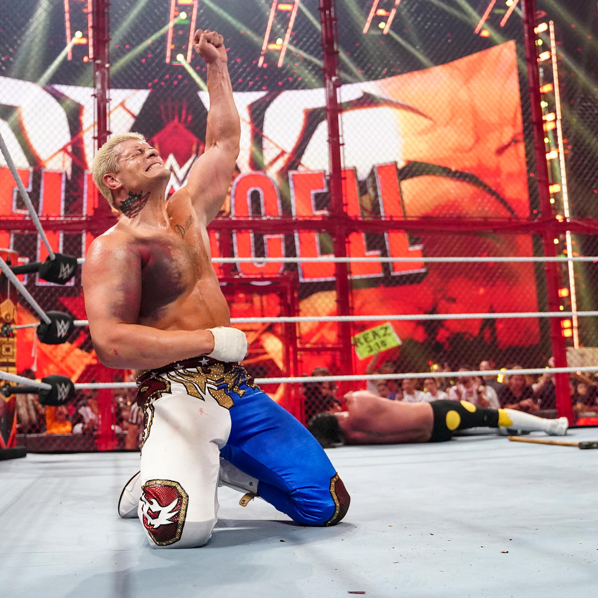 左拳を突き上げるコーディ・ローデス（左）右奥はセス“フリーキン”ロリンズ（Ｃ）2022 WWE, Inc. All Rights Reserved.