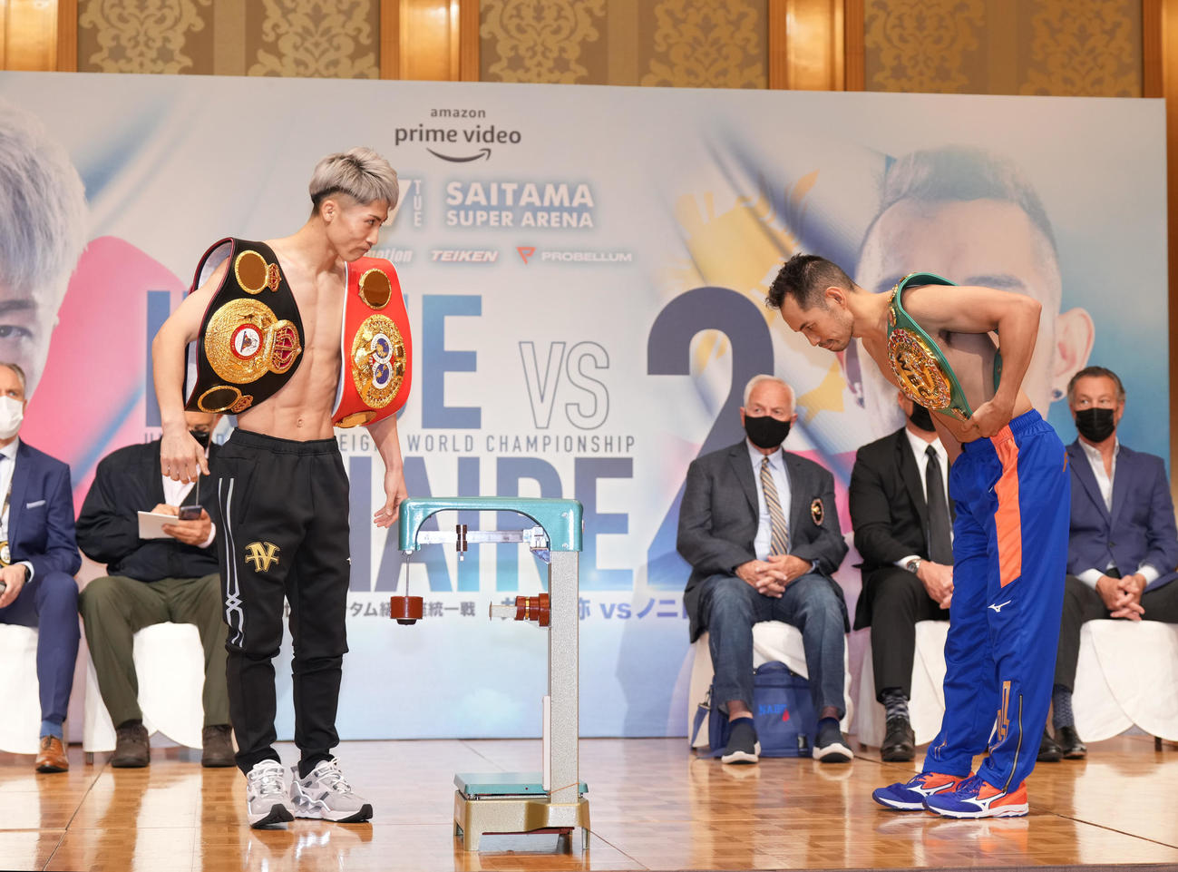 ボクシング3団体王座統一戦を控え、計量を終えたWBAスーパー、IBF世界バンタム級王者井上（左）は、対戦者のWBC世界同級王者ドネア（右）と頭を下げてあいさつする（撮影・菅敏）