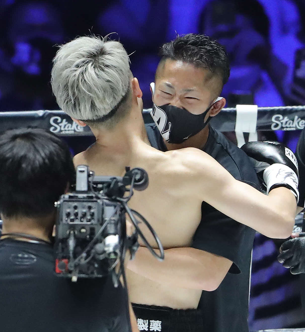 ドネアにTKO勝利した井上尚（左）を迎える弟の井上拓（撮影・河田真司）