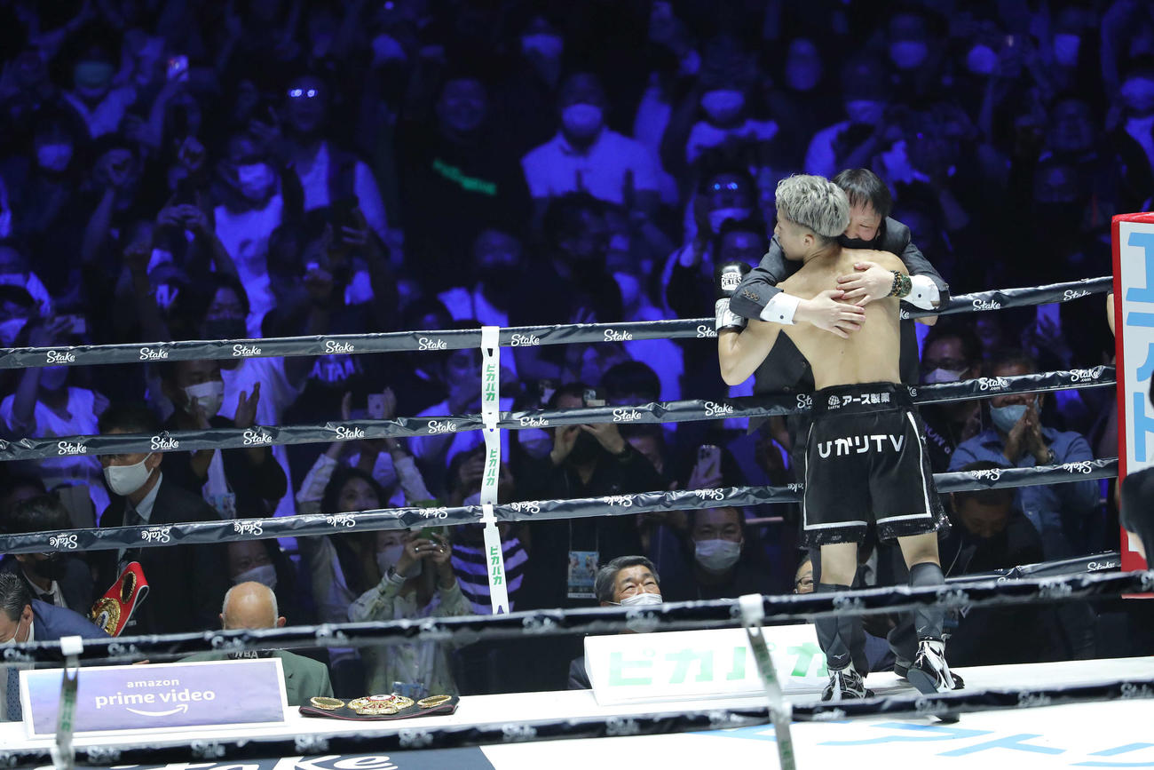 ドネアにTKO勝利し、大橋秀行会長（右）と抱き合う井上尚（撮影・河田真司）