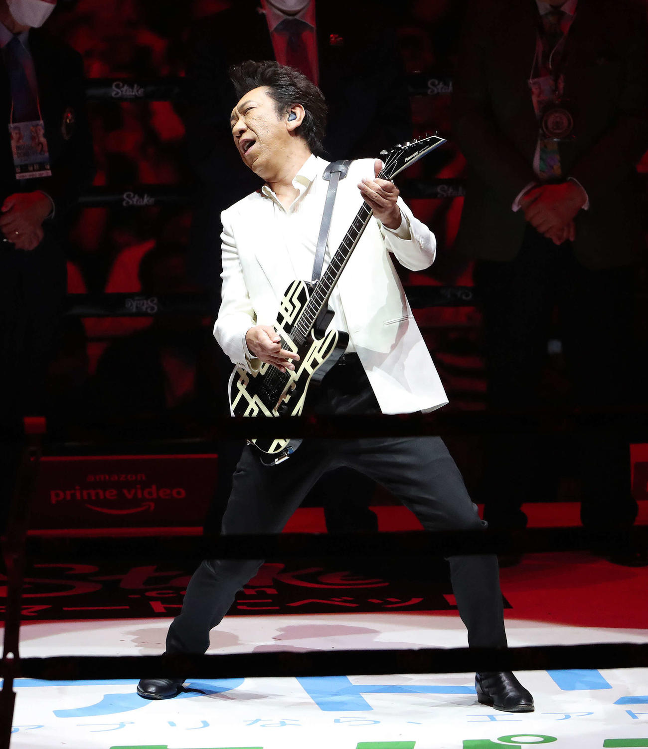 試合前、スペシャルゲストでリングに上がり、井上尚の入場に合わせ演奏する布袋寅泰（撮影・河田真司）