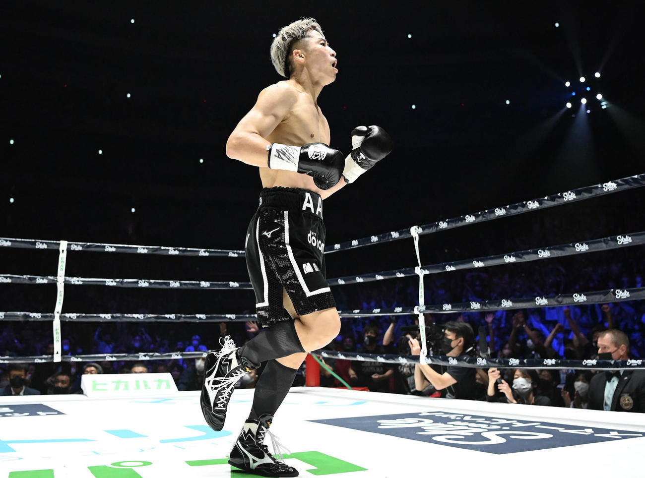 WBOアジア・パシフィック、日本スーパーバンタム級王座統一戦　井上尚弥対ノニト・ドニア　2回、ノニト・ドニアにTKO勝利した井上尚弥（代表撮影）