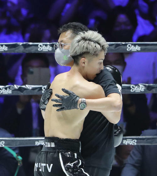ドネアにTKO勝利し井上尚（左）は父の真吾トレーナーと抱き合う（撮影・河田真司）