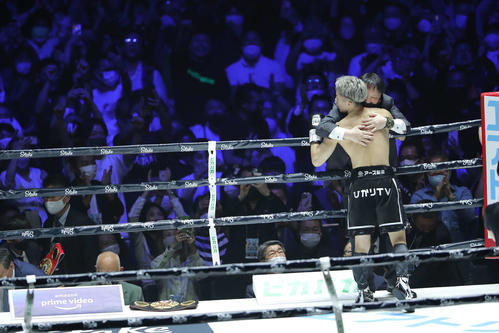 ドネアにTKO勝利し、大橋秀行会長（右）と抱き合う井上尚（撮影・河田真司）