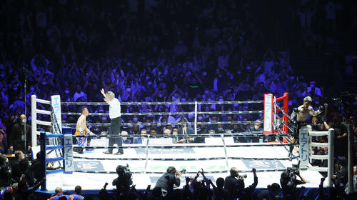 ドネア（左）にTKO勝利し、会場のファンに向かい雄たけびを上げる井上尚（右）（撮影・河田真司）