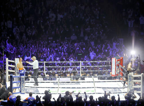 ドネア（左）にTKO勝利し、会場のファンに向かい雄たけびを上げる井上尚（右）（撮影・河田真司）