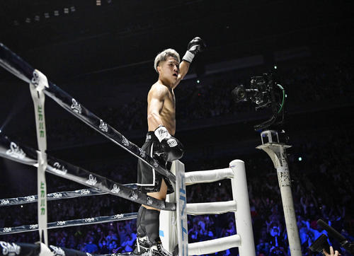 WBOアジア・パシフィック、日本スーパーバンタム級王座統一戦　井上尚弥対ノニト・ドニア　2回、ノニト・ドニアにTKO勝利した井上尚弥（代表撮影）