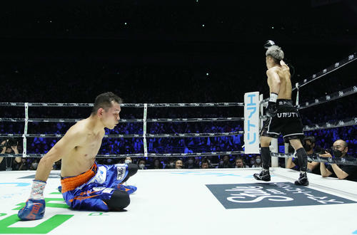 1回、ダウンを喫するドネア（左）。右は井上尚（撮影・菅敏）