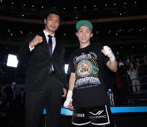 ドネアに勝利した井上尚（右）は村田とポーズ決める（撮影・菅敏）