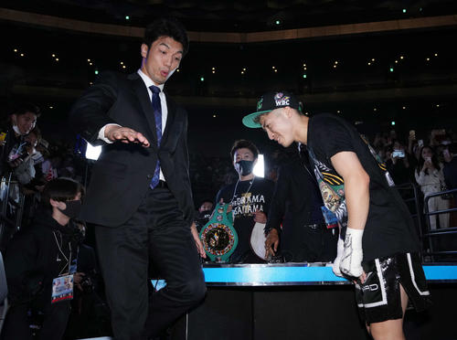 ドネアに勝利し、村田（左）に祝福される井上尚（撮影・菅敏）