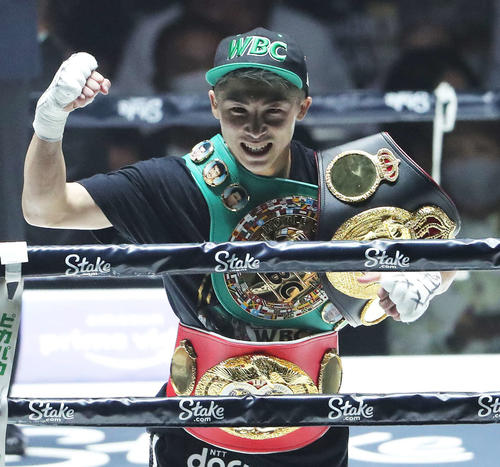 ドネアにTKO勝利し、WBA、WBC、IBF3団体のベルトを身に着ける井上尚（撮影・河田真司）