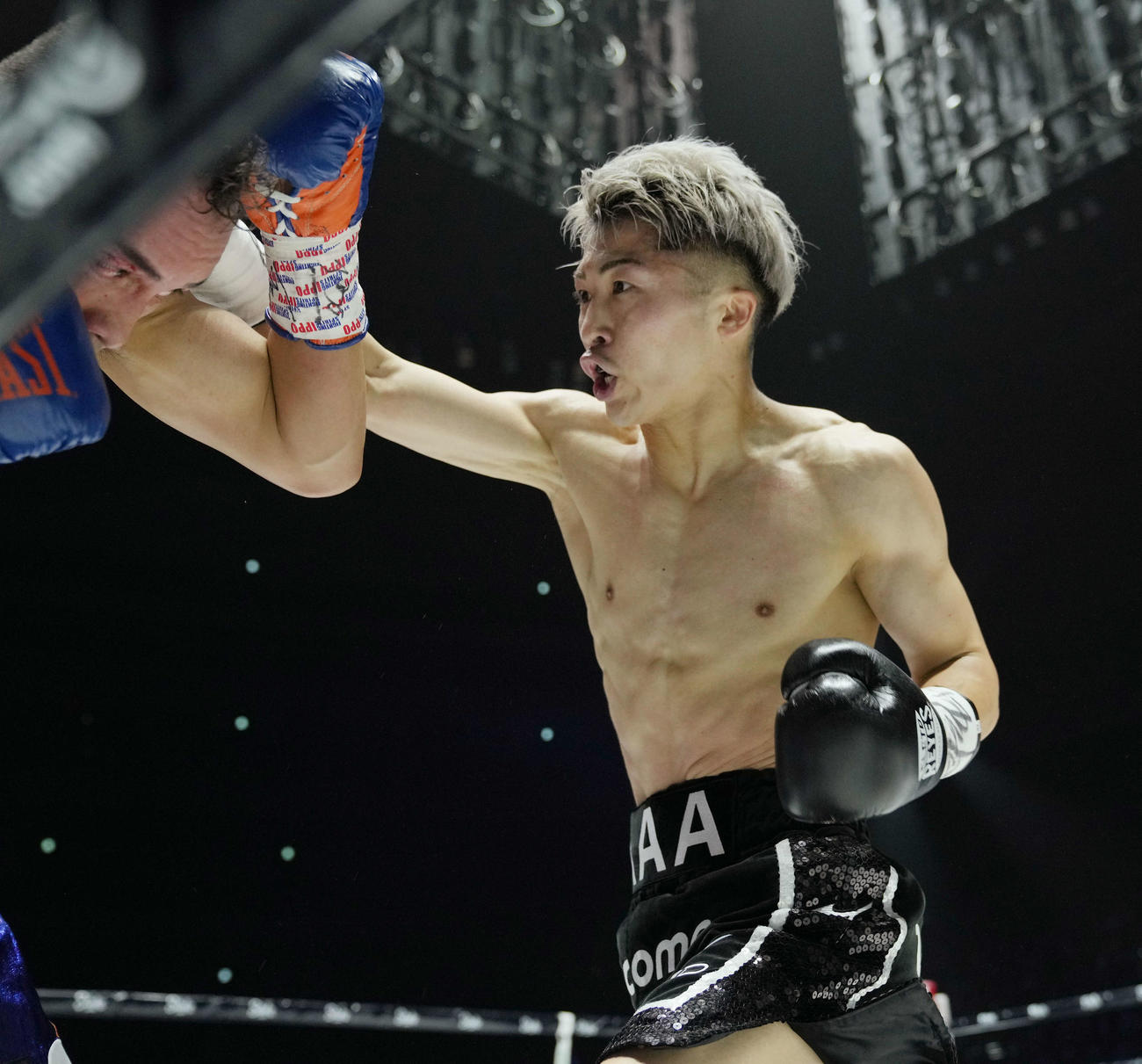 2回、ドネア（左）にパンチを入れる井上尚（撮影・菅敏）