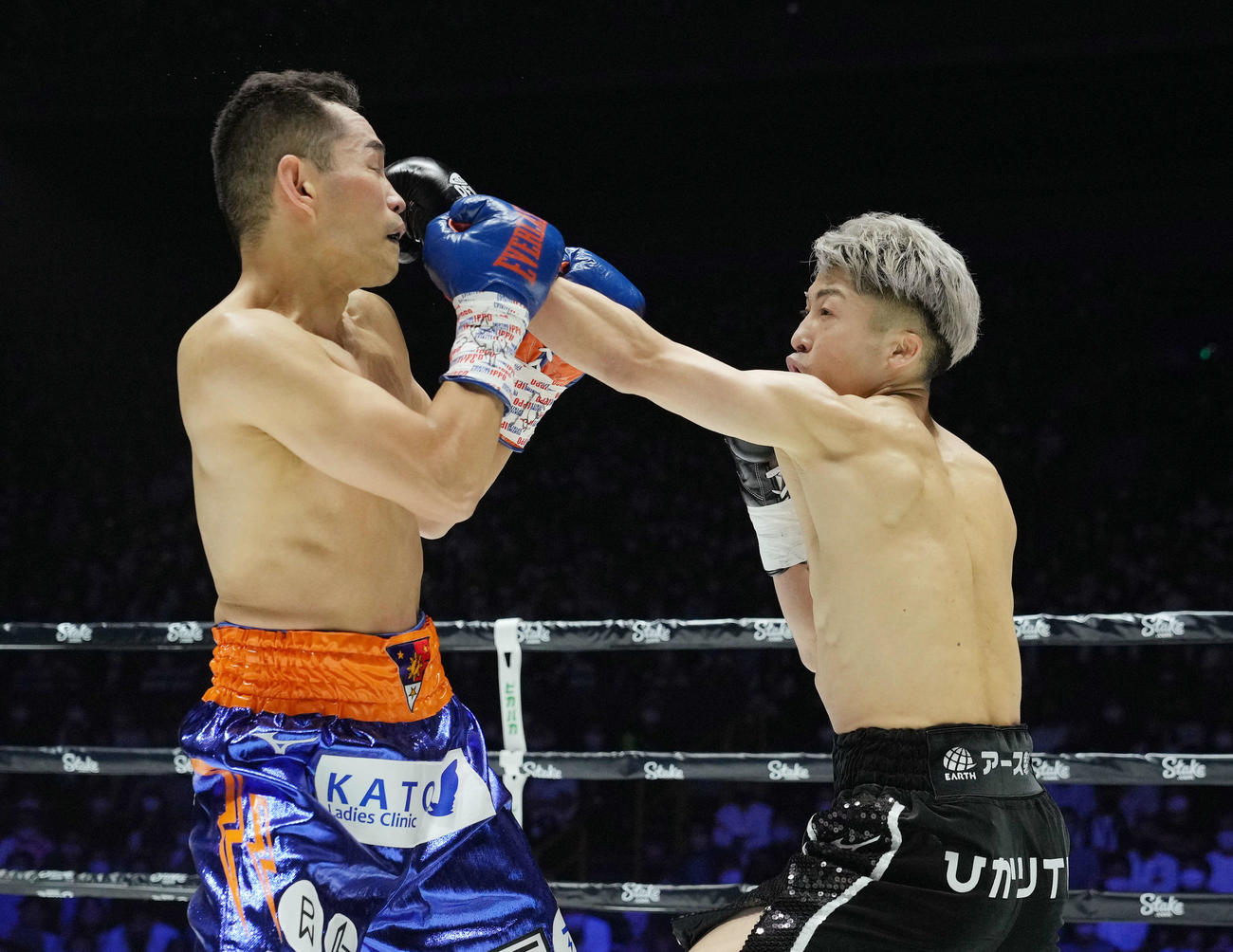 ボクシング　WBA、WBC、IBF世界バンタム級王座統一戦　1回、ドネア（左）にパンチを浴びせる井上尚（撮影・菅敏）