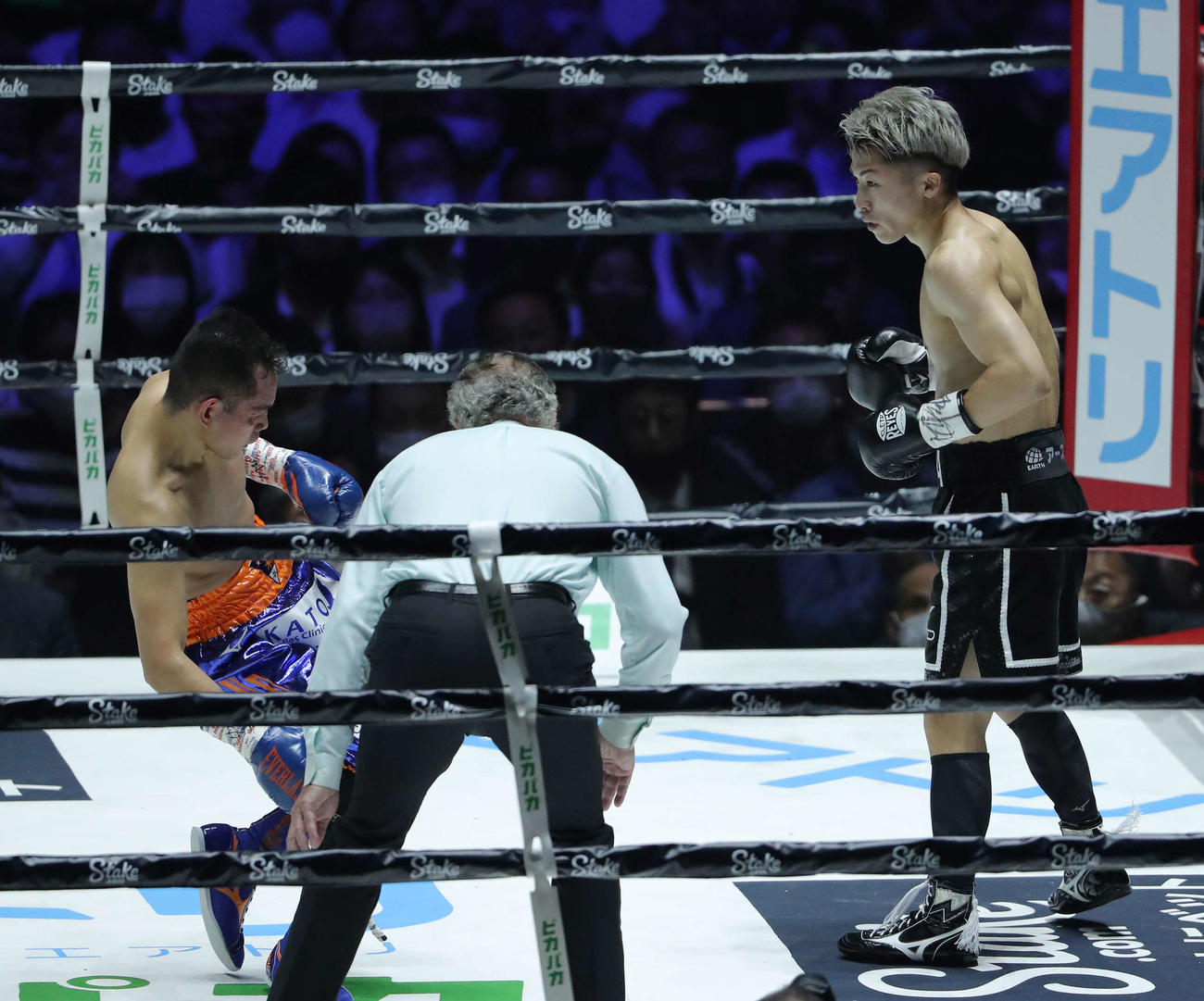 2回、ドネア（左）は井上尚の攻めによろける（撮影・河田真司）