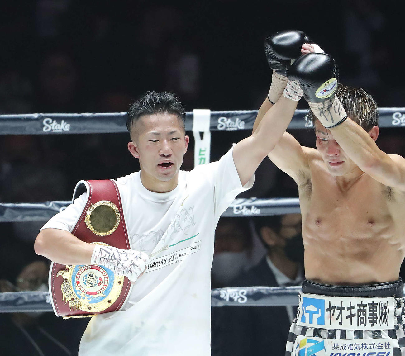 井上拓（左）は古橋に判定勝利する（撮影・河田真司）