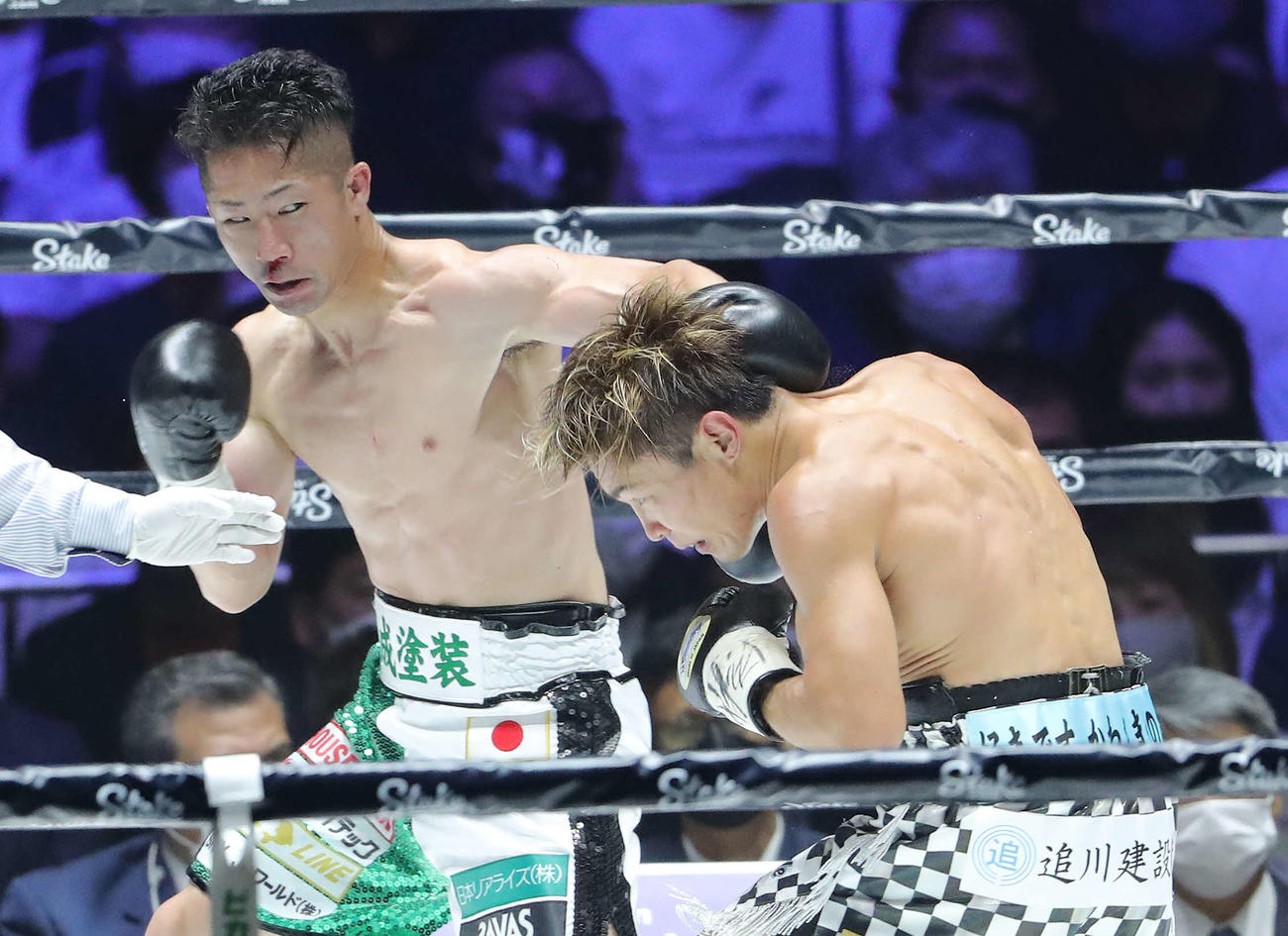 2回、井上拓（左）は古橋に左フックを放つ（撮影・河田真司）