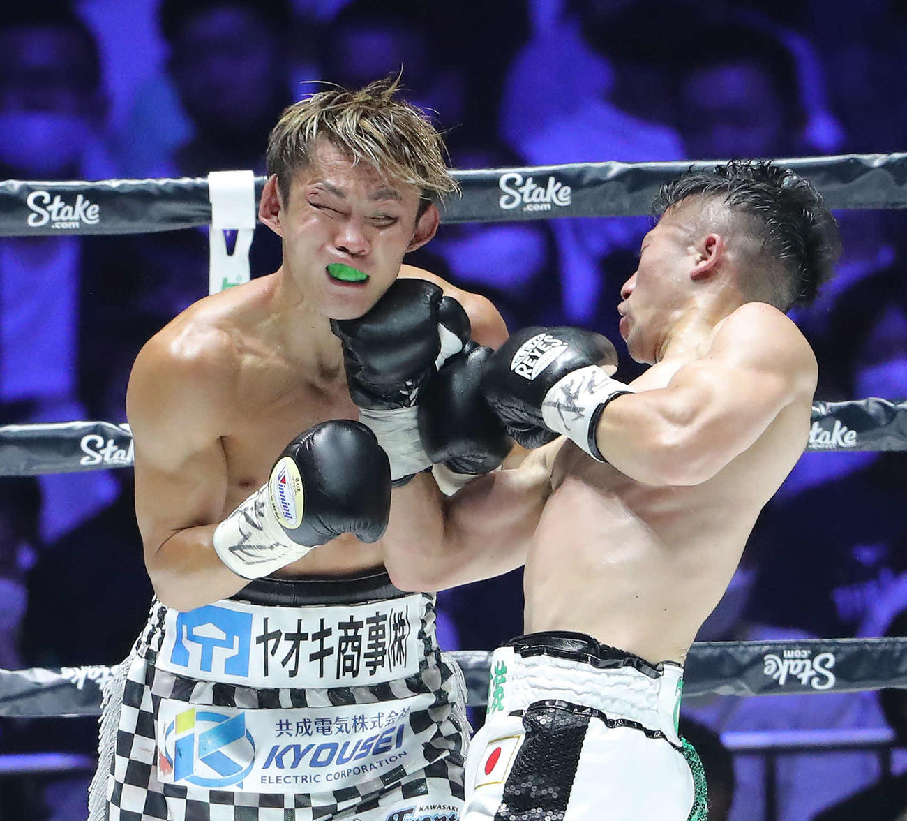 3回、古橋（左）に右アッパーを見舞う井上拓（撮影・河田真司）