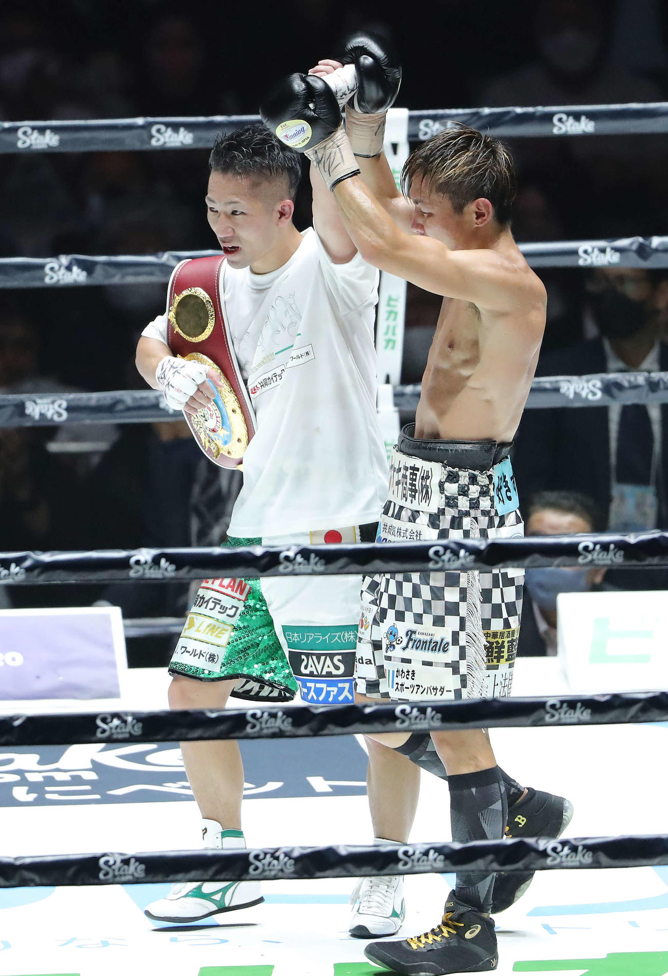 井上拓（左）は古橋に判定勝利する（撮影・河田真司）